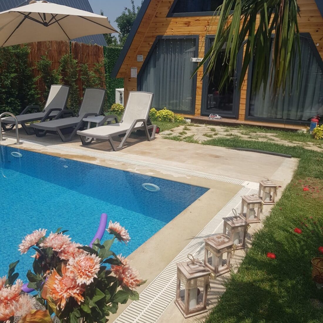 Sapanca Kartepe özel havuzlu jakuzili bungalov bahçe alanı